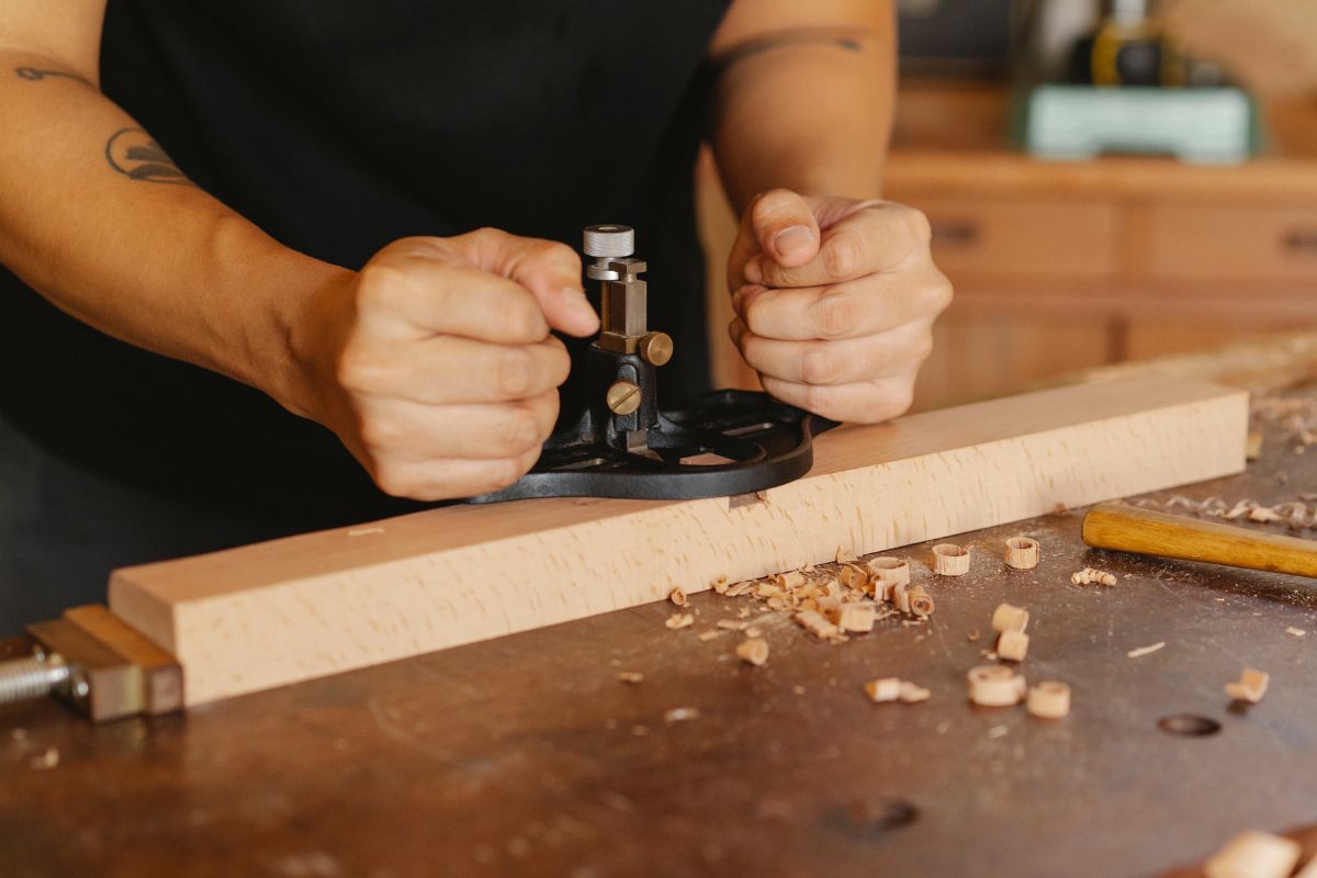 A skilled person who uses rubberwood for furniture.