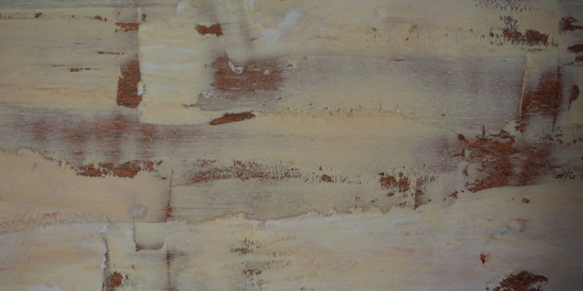 What is the difference between wood putty and wood filler?