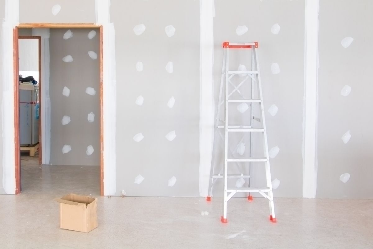 Small ladder placed on the wall to change the drywall