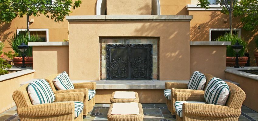 diy outdoor fireplace (1) Building a DIY outdoor fireplace is a rewarding project that improves your outdoor space and creates a cozy gathering spot.