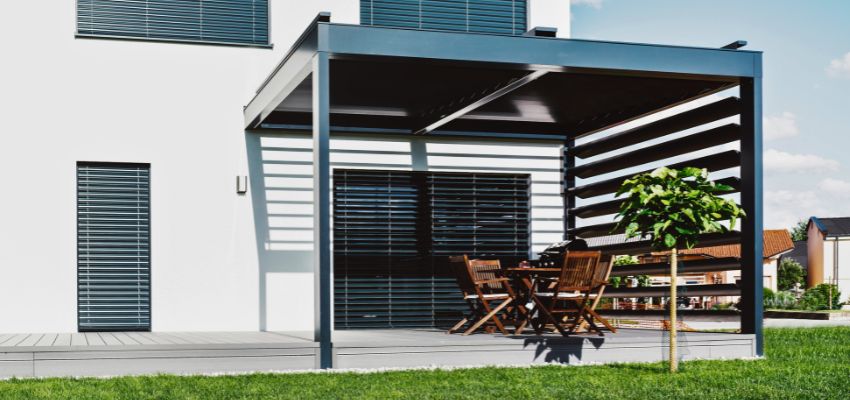 window-pergola2 Modern window pergola made from reclaimed wood, blending rustic and contemporary styles.