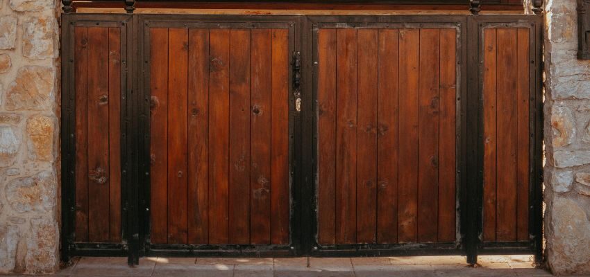 gate ideas wood fence (1) Creating a luxurious wood fence gate on a budget is all about blending smart design choices with affordable materials.