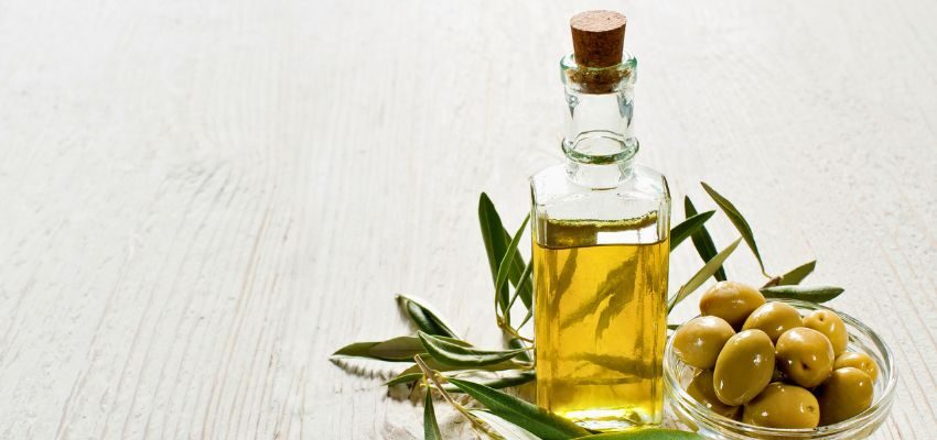 Olive oil nourishes wood deeply, enriching its natural oils and highlighting vibrant contrasts and unique grain patterns.
