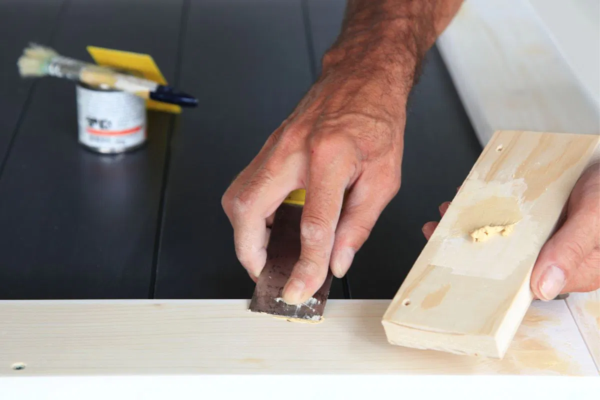 An expert man try to use wood putty and wood filler to know which is better.