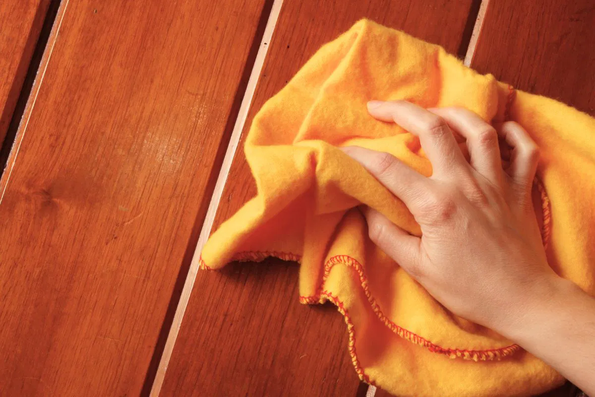 how-to-remove-wood-stains-in-minutes (2) The woman tried to remove the stains from the wood.