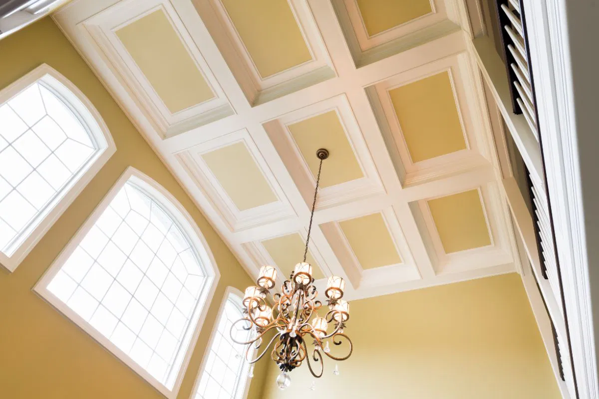 A high ceiling with a chandelier.