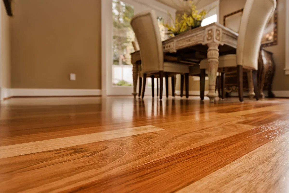 The floor looks more shiny and clean after deep cleaning.