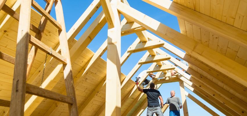 trusses vs rafters (2) Rafters are perfect for custom homes and complex roof designs.