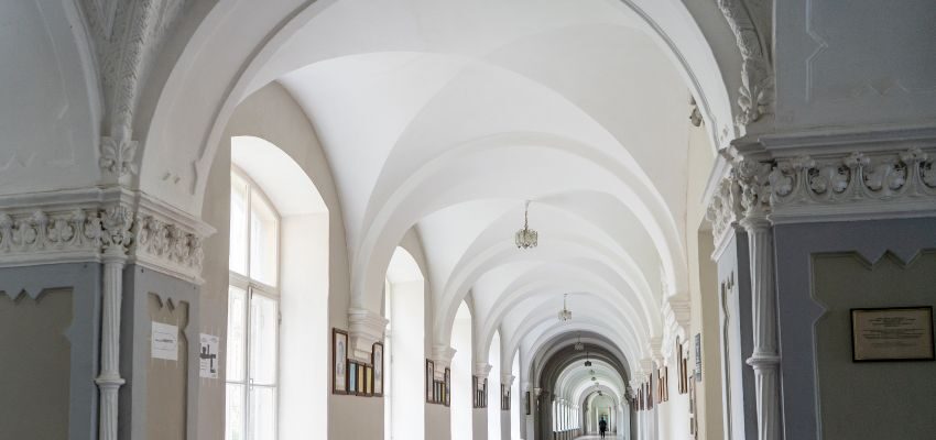 types-of-vaulted-ceilings (1) A barrel-vaulted ceiling has a smooth, curved design that spans from wall to wall.