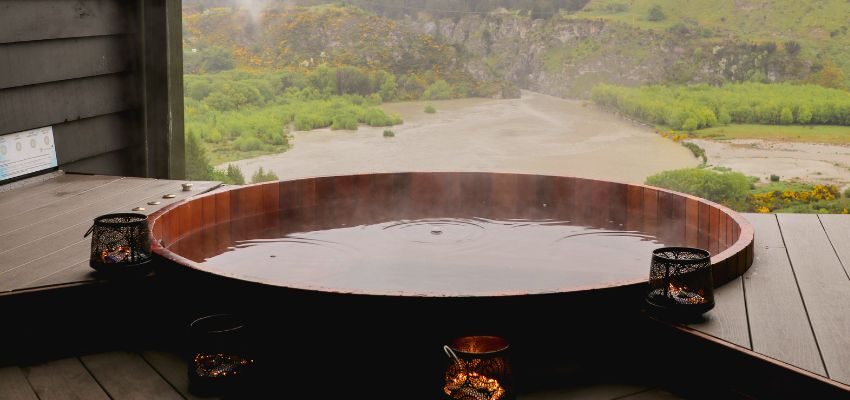 cedar hot tub (2) Cedar hot tubs are eco-friendly and made from renewable, biodegradable materials.